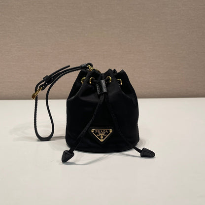 MINI SAC SEAU 10 EN RE-NYLON NOIR ET BANDOULIÈRE EN CUIR SAFFIANO