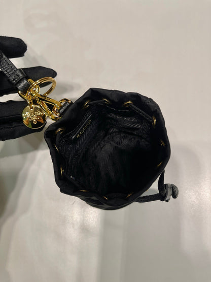 MINI SAC SEAU 10 EN RE-NYLON NOIR ET BANDOULIÈRE EN CUIR SAFFIANO