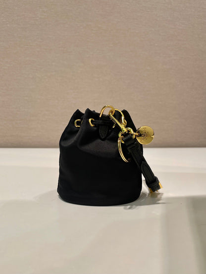 MINI SAC SEAU 10 EN RE-NYLON NOIR ET BANDOULIÈRE EN CUIR SAFFIANO