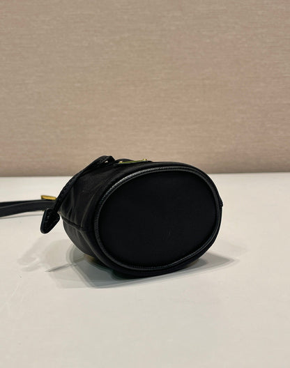MINI SAC SEAU 10 EN RE-NYLON NOIR ET BANDOULIÈRE EN CUIR SAFFIANO