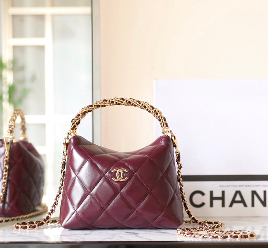 Pochette 24B avec chaîne en cuir d'agneau bordeaux et accessoires dorés