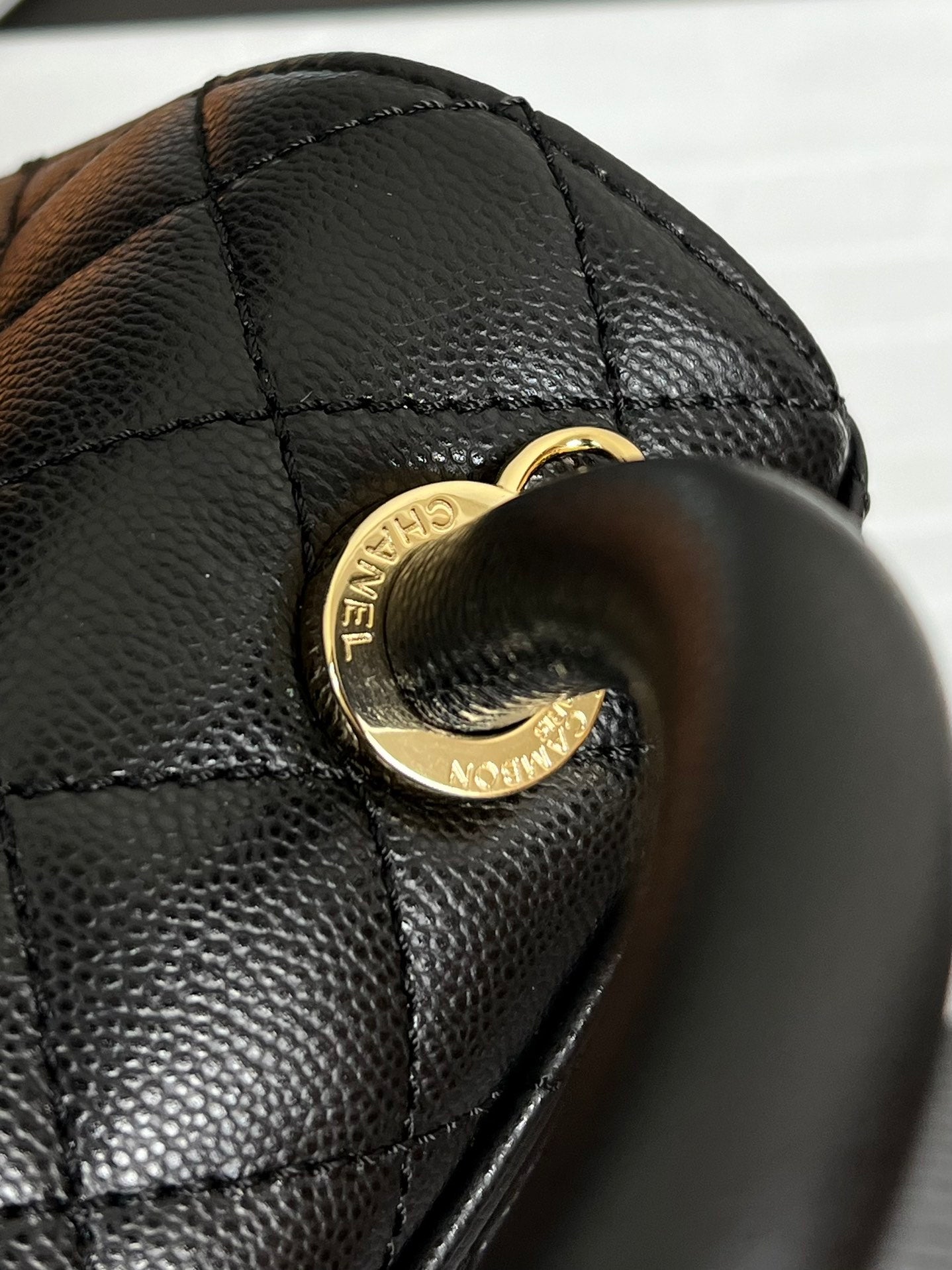 Sac à rabat Coco Handle 19 cm en cuir de veau grainé noir, accessoires dorés