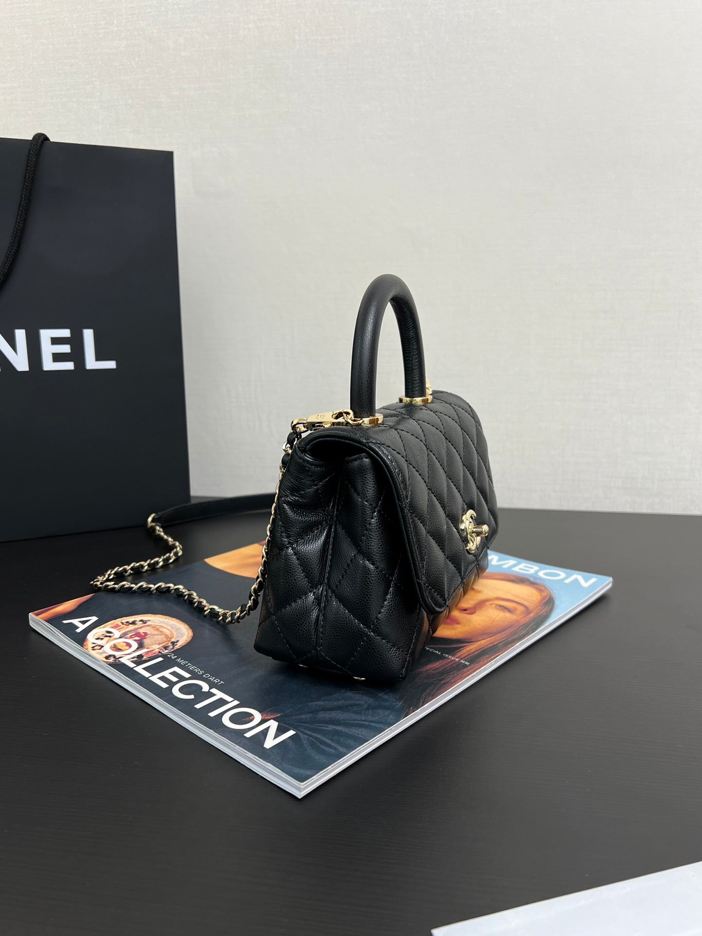 Sac à rabat Coco Handle 19 cm en cuir de veau grainé noir, accessoires dorés