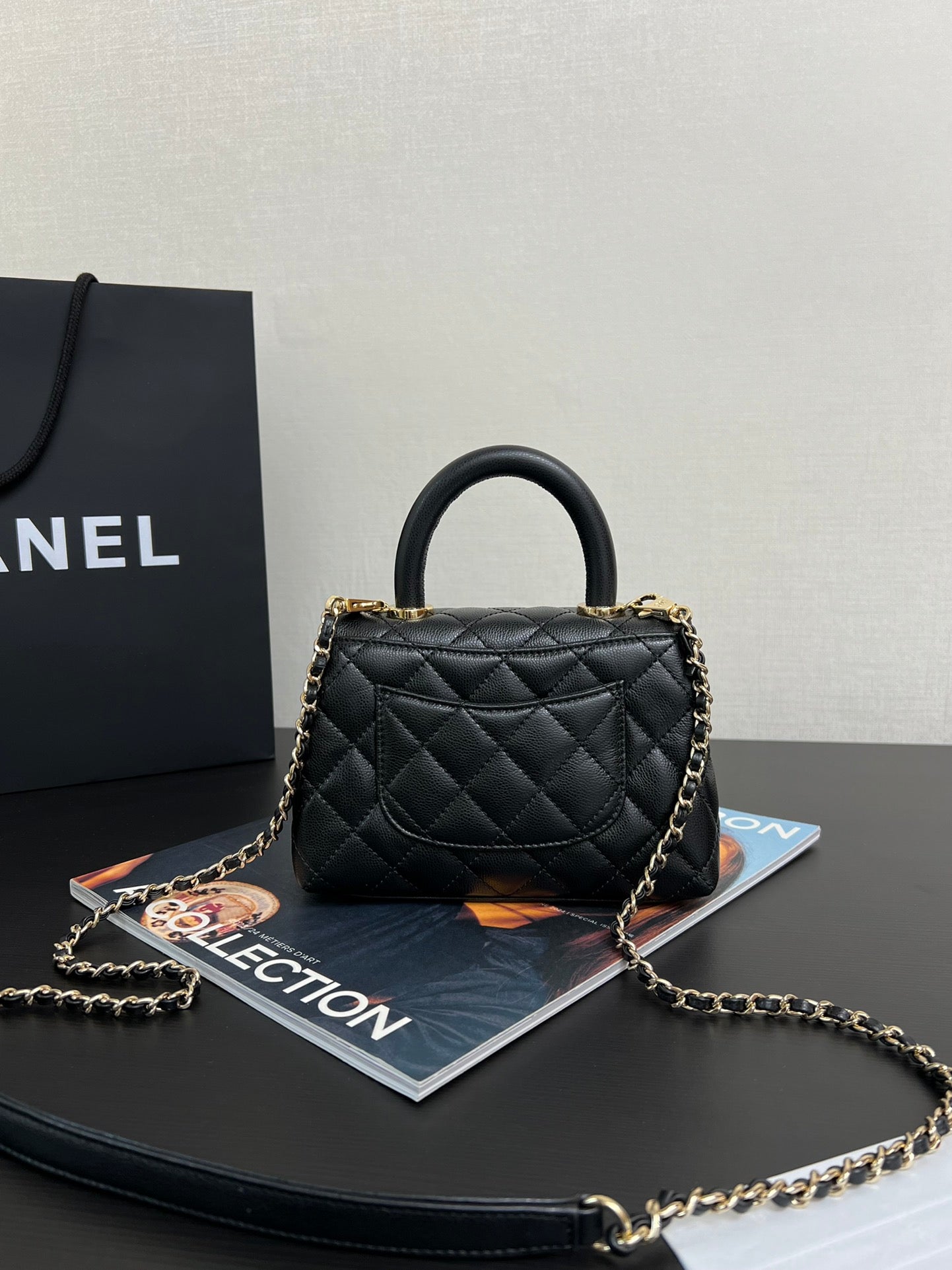 Sac à rabat Coco Handle 19 cm en cuir de veau grainé noir, accessoires dorés