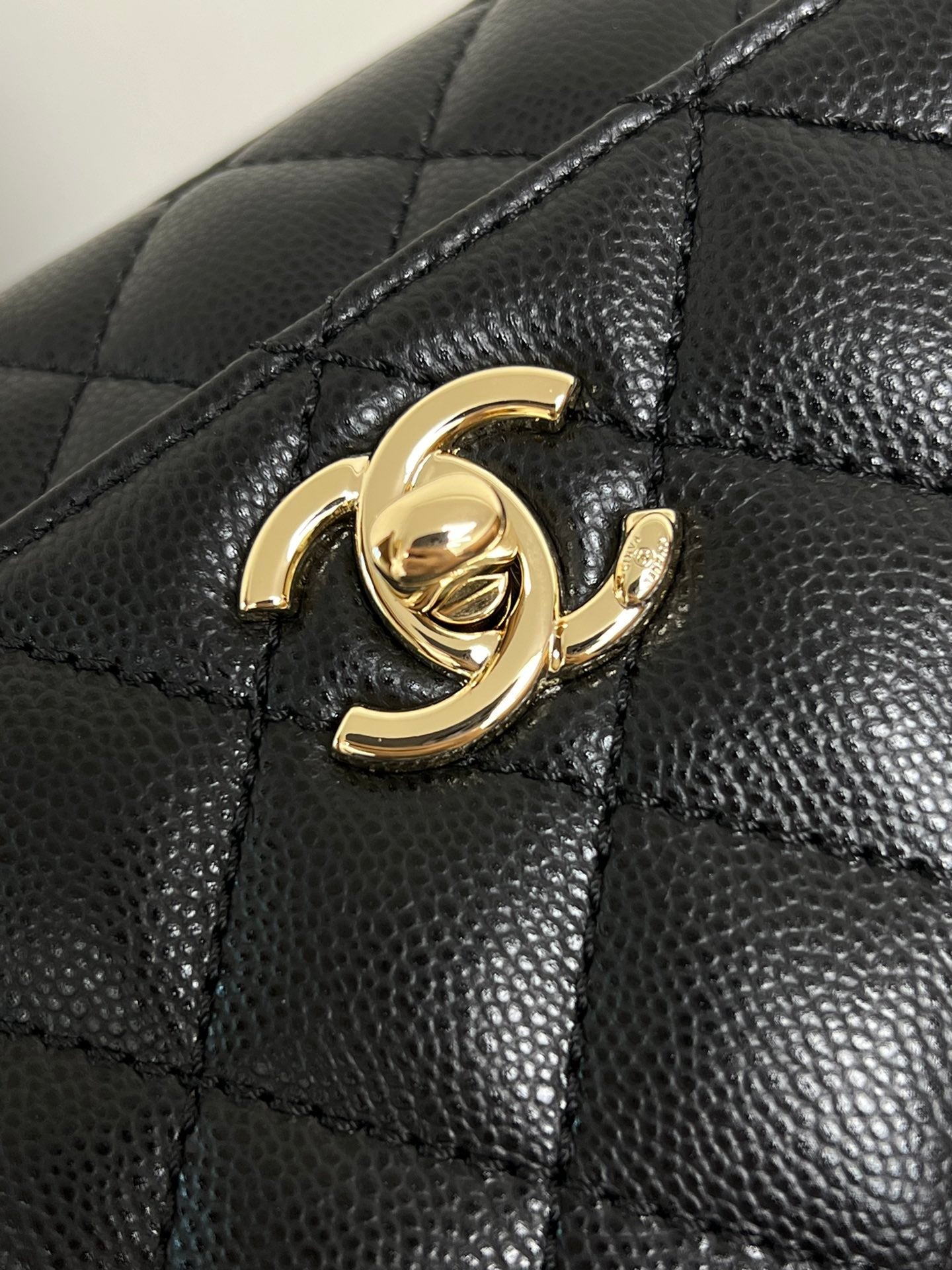 Sac à rabat Coco Handle 19 cm en cuir de veau grainé noir, accessoires dorés
