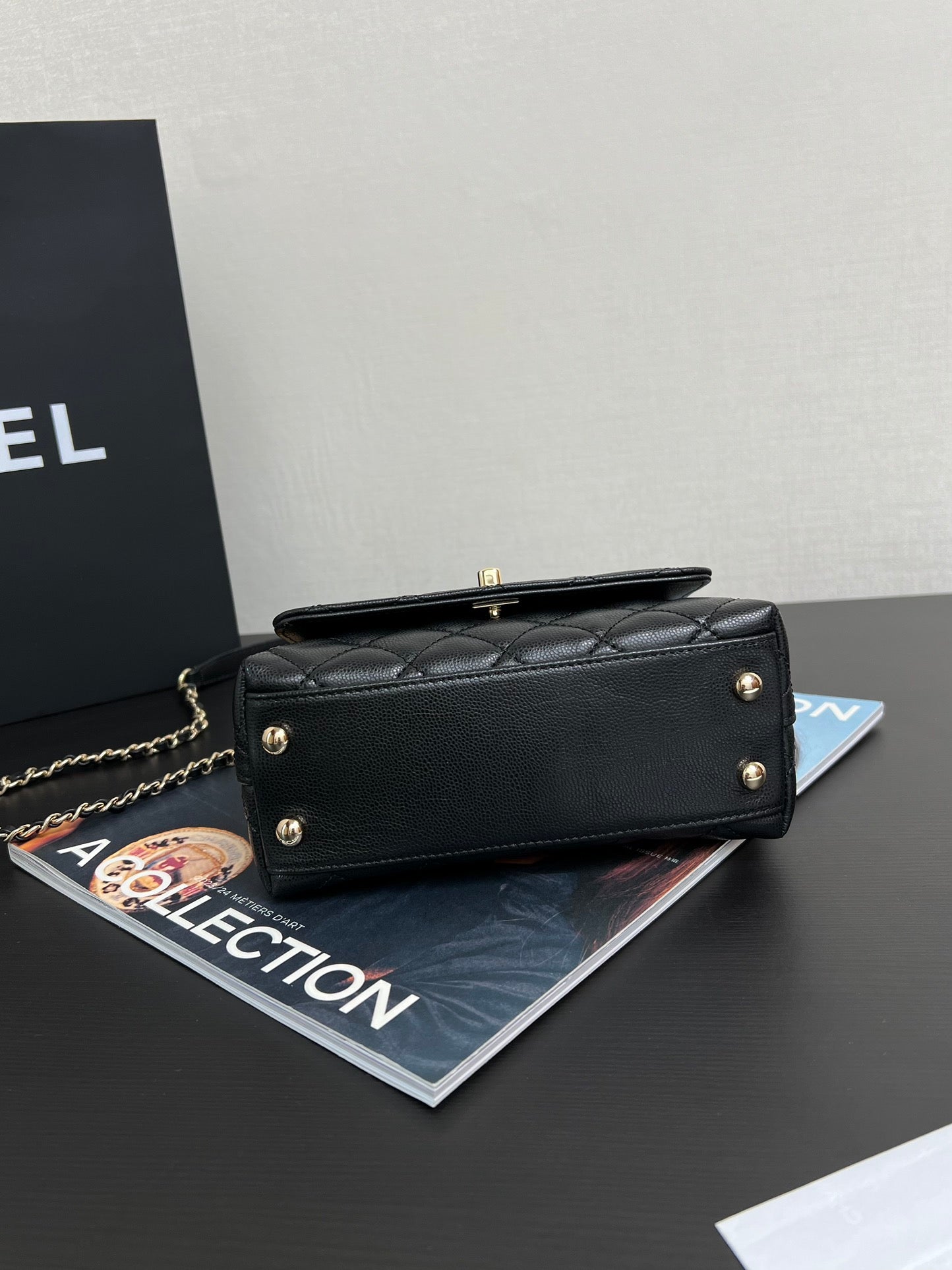 Sac à rabat Coco Handle 19 cm en cuir de veau grainé noir, accessoires dorés