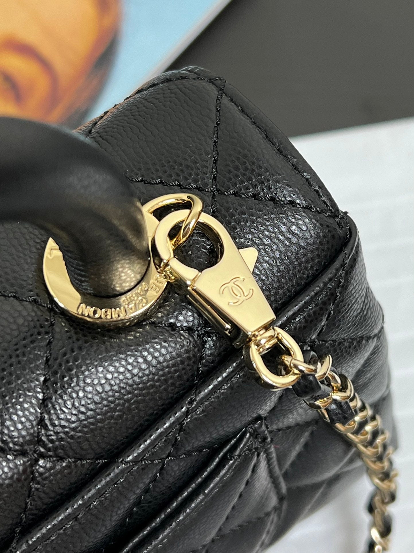 Sac à rabat Coco Handle 19 cm en cuir de veau grainé noir, accessoires dorés