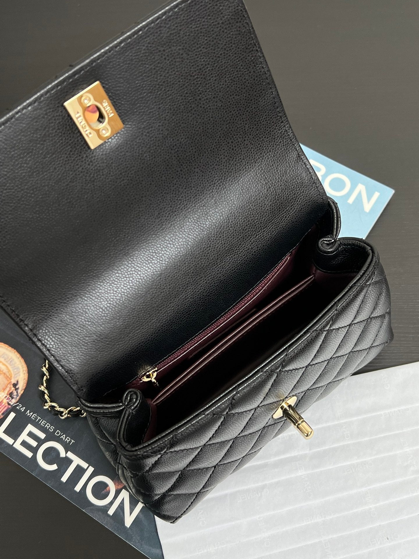 Sac à rabat Coco Handle 19 cm en cuir de veau grainé noir, accessoires dorés
