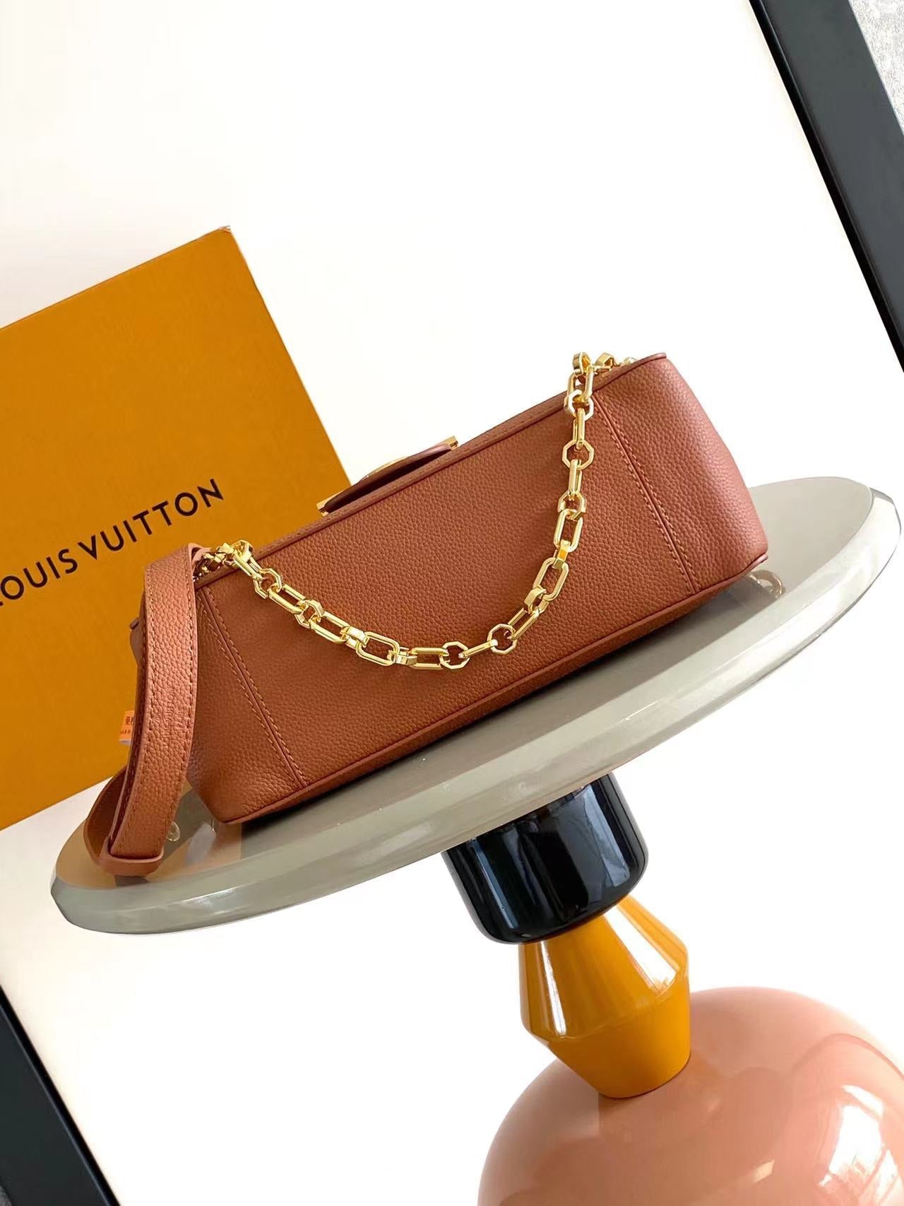 DAUPHINE SOFT MM 24 EN CUIR DE VEAU COGNAC, QUINCAILLERIE DORÉ
