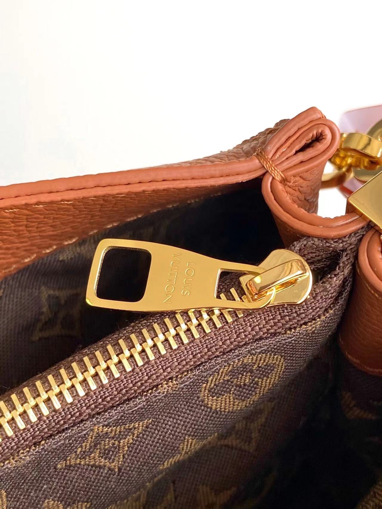 DAUPHINE SOFT MM 24 EN CUIR DE VEAU COGNAC, QUINCAILLERIE DORÉ