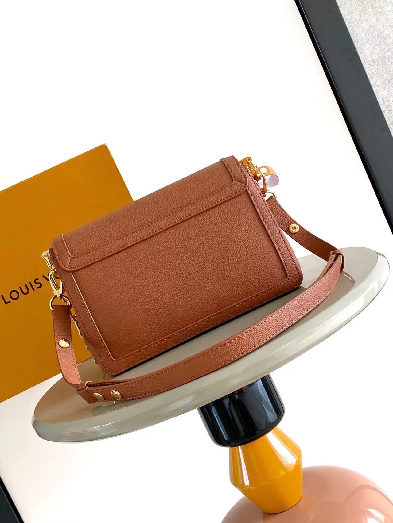 DAUPHINE SOFT MM 24 EN CUIR DE VEAU COGNAC, QUINCAILLERIE DORÉ