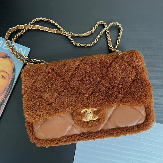 Petit sac à rabat 23 cm en cuir d'agneau sherling marron et accessoires dorés