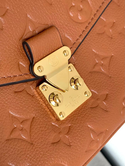 POCHETTE MÉTIS 25 EN CUIR MONOGRAMME EMPREINTE COGNAC QUINCAILLERIE OR
