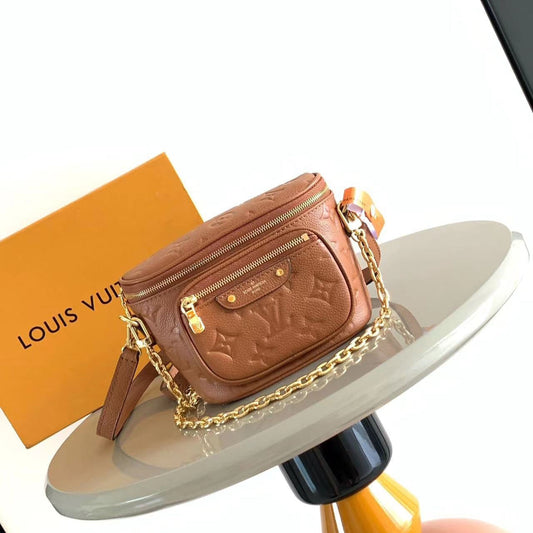 MINI SAC BANANE 17 EN CUIR COGNAC MONOGRAMME EMPREINTE, QUINCAILLERIE DORÉ