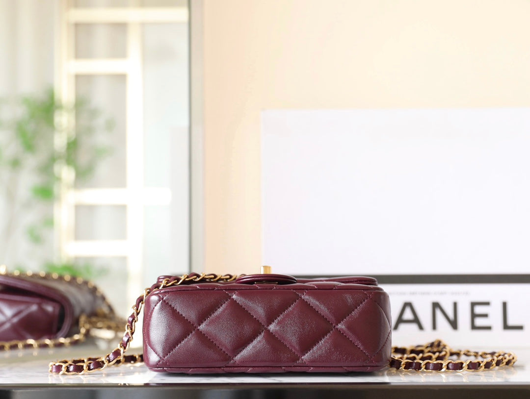 Mini sac à rabat 24B avec poignée supérieure 19 cm en cuir d'agneau bordeaux