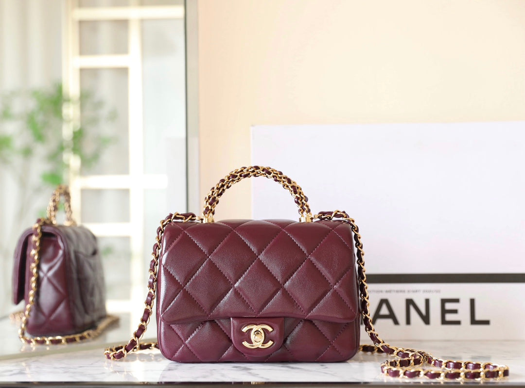 Mini sac à rabat 24B avec poignée supérieure 19 cm en cuir d'agneau bordeaux