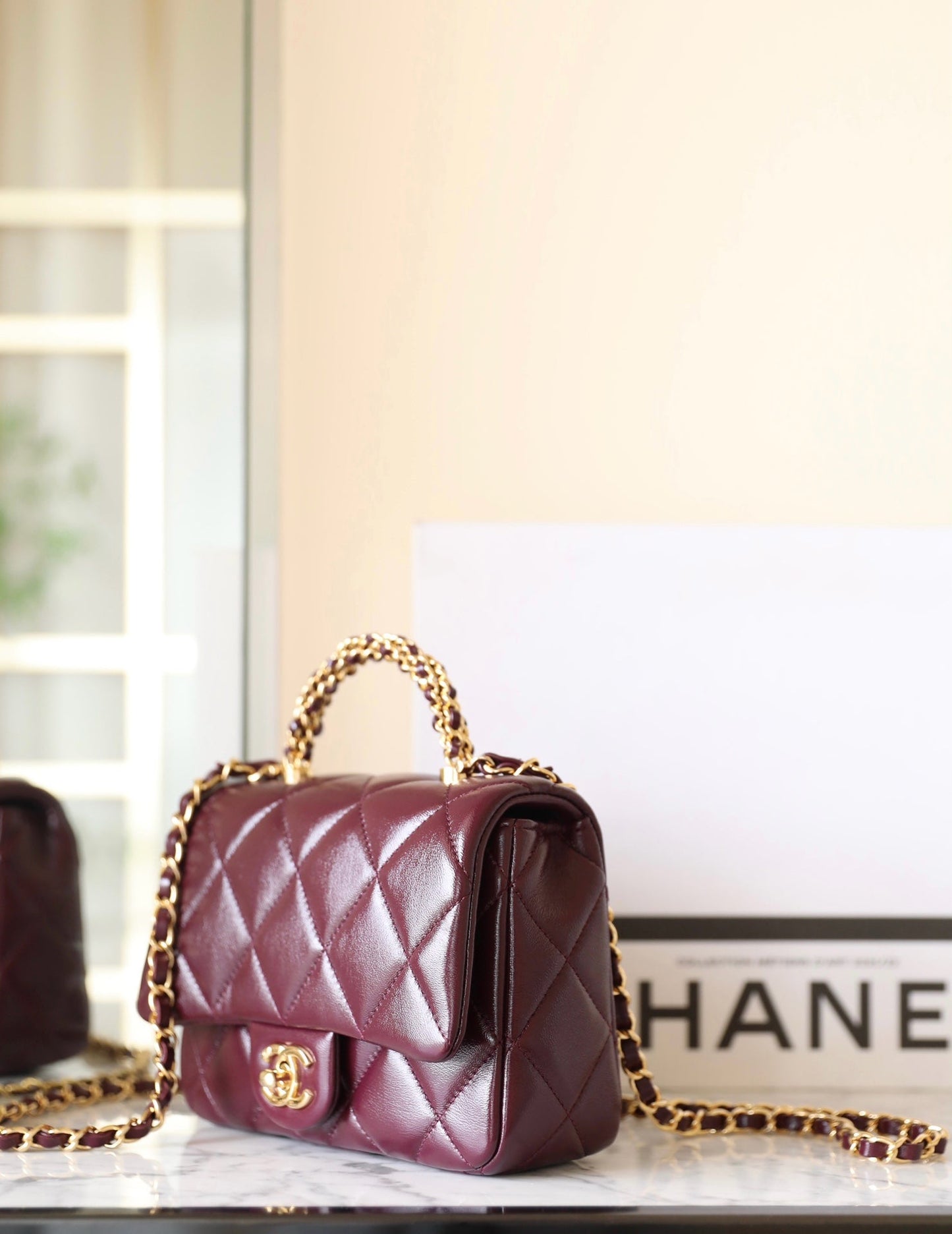 Mini sac à rabat 24B avec poignée supérieure 19 cm en cuir d'agneau bordeaux