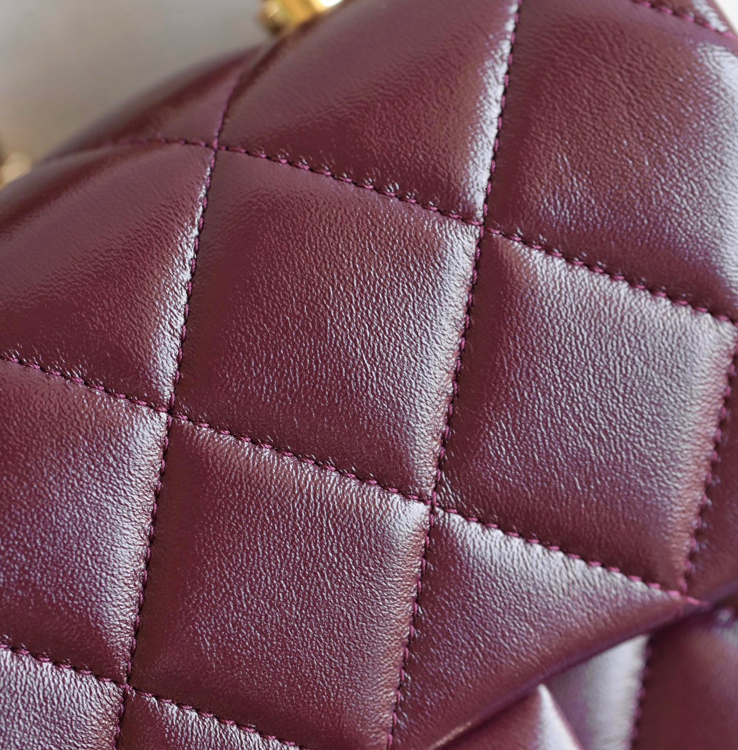 Mini sac à rabat 24B avec poignée supérieure 19 cm en cuir d'agneau bordeaux