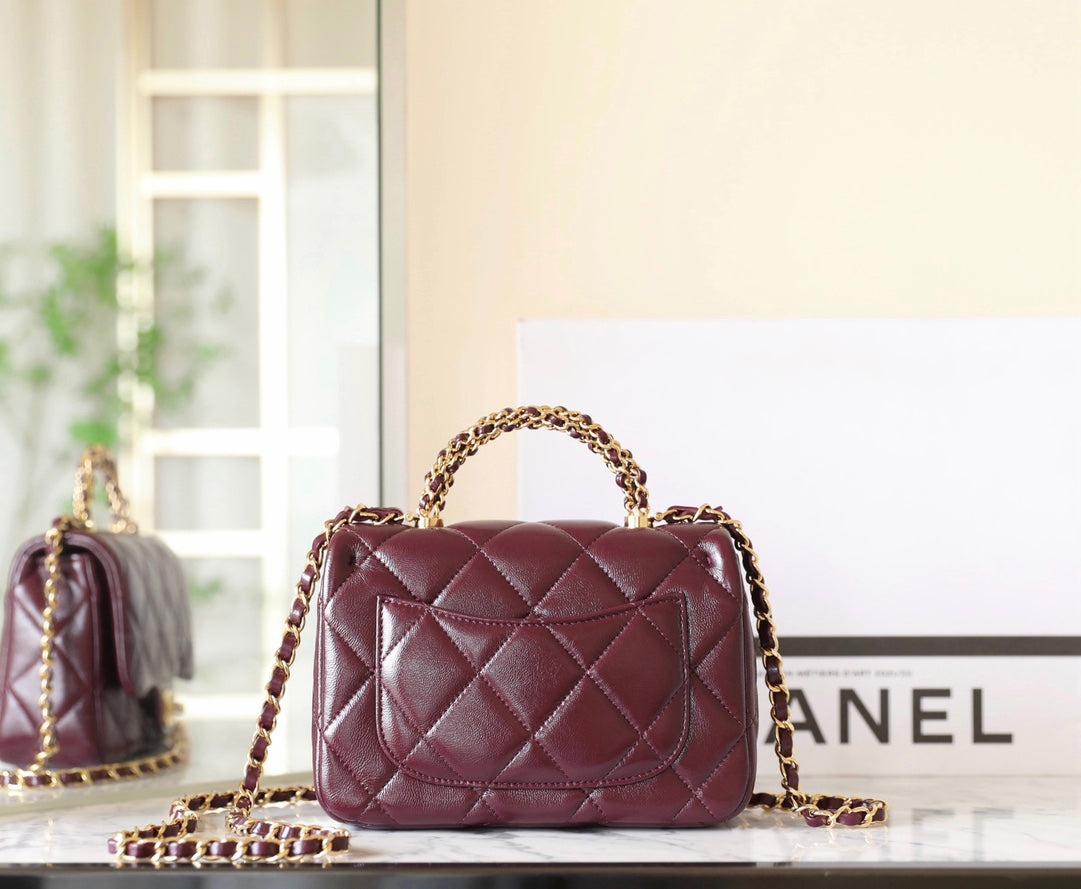 Mini sac à rabat 24B avec poignée supérieure 19 cm en cuir d'agneau bordeaux