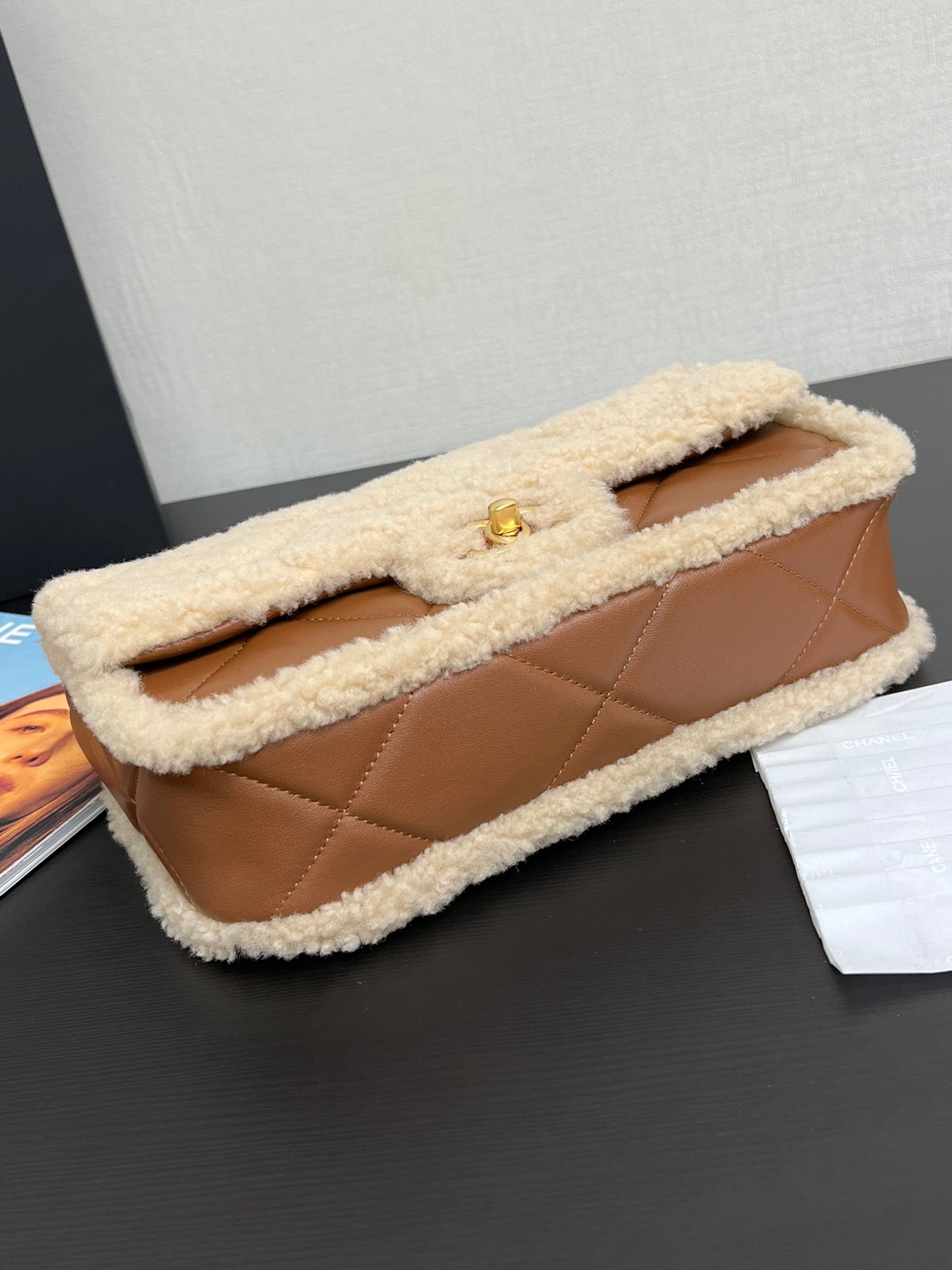フラップバッグ スモール 23cm ベージュブラウン シャーリング ラムスキン ゴールド金具