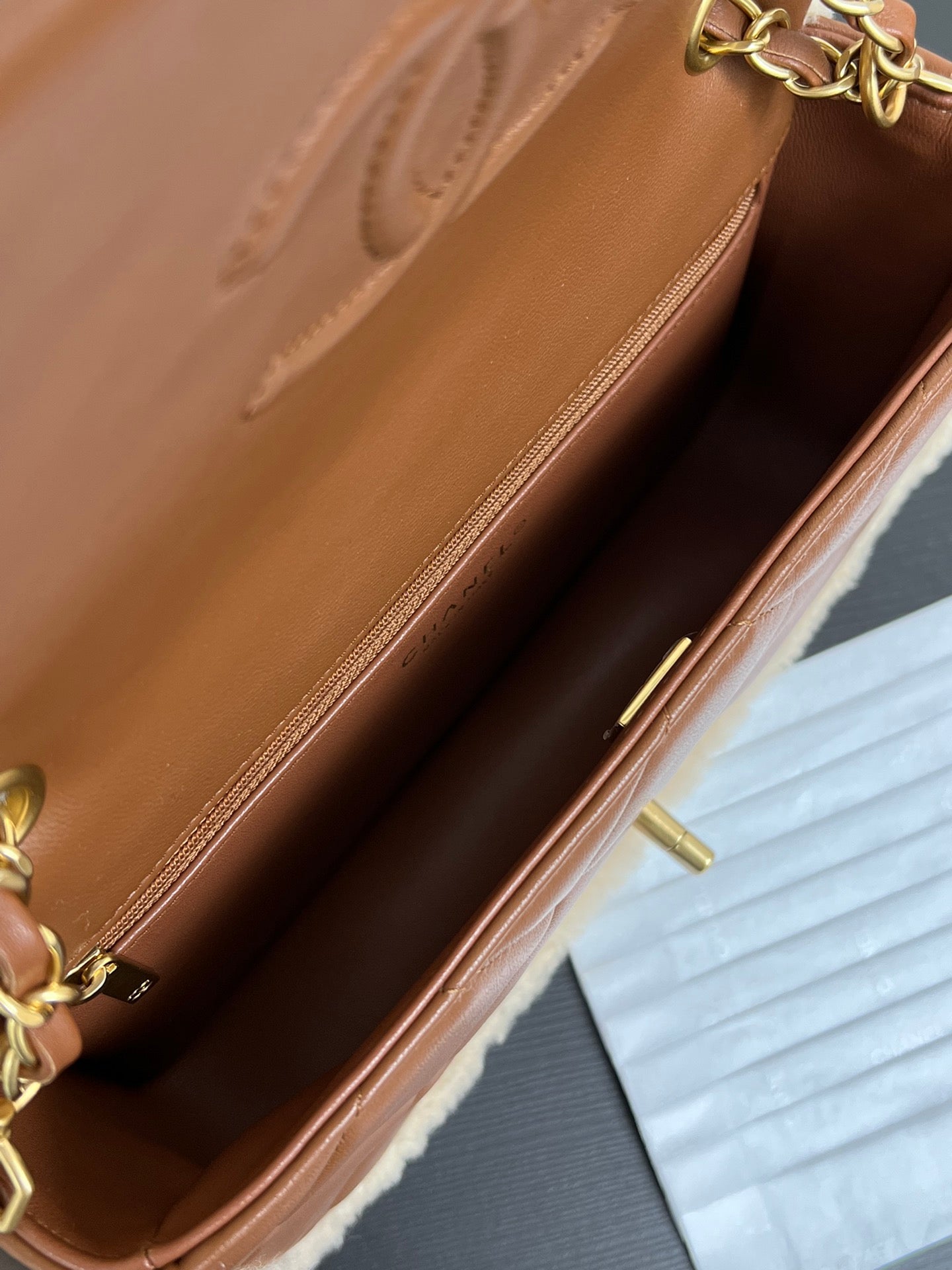 フラップバッグ スモール 23cm ベージュブラウン シャーリング ラムスキン ゴールド金具