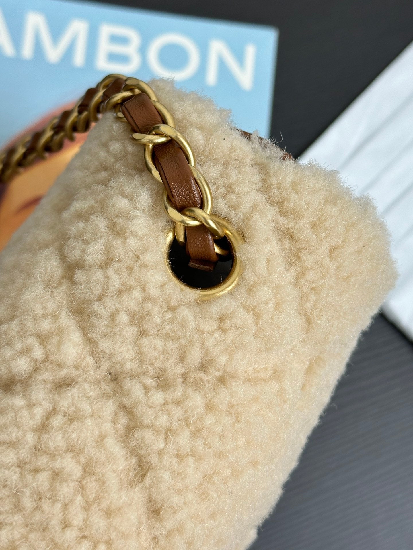 Mini sac à rabat 18 cm en cuir d'agneau sherling beige et marron, accessoires dorés 