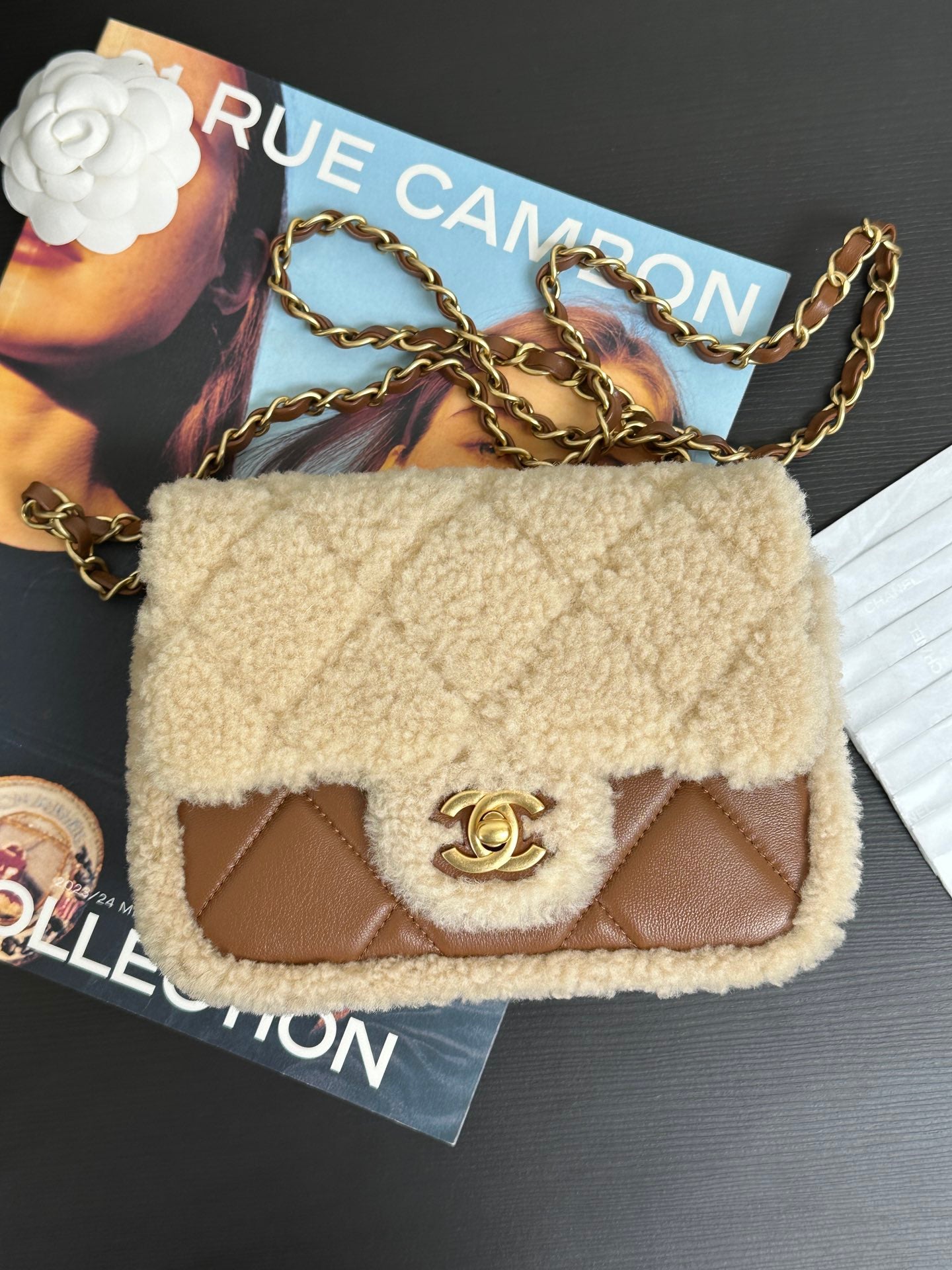 Mini sac à rabat 18 cm en cuir d'agneau sherling beige et marron, accessoires dorés 