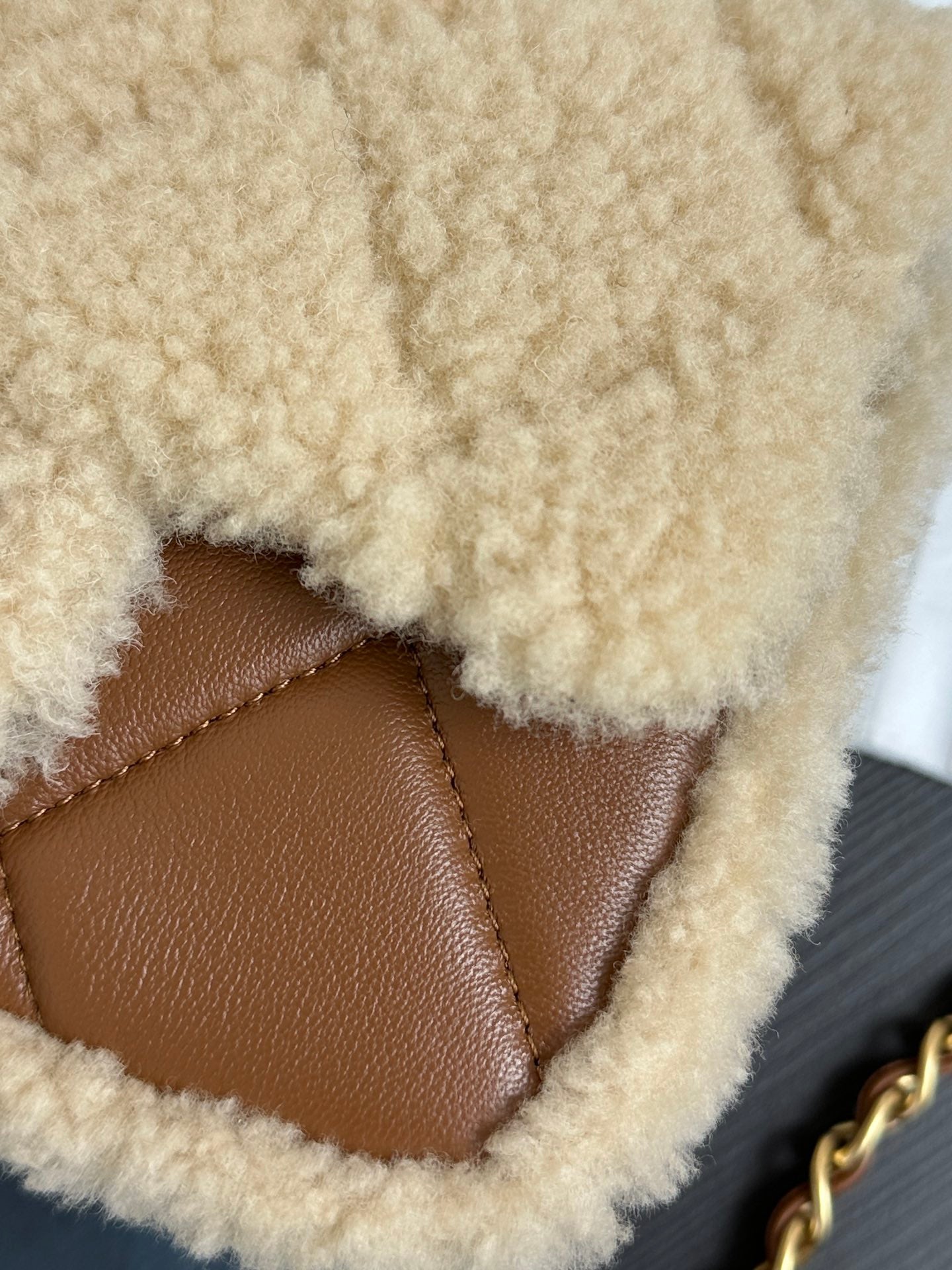 Mini sac à rabat 18 cm en cuir d'agneau sherling beige et marron, accessoires dorés 