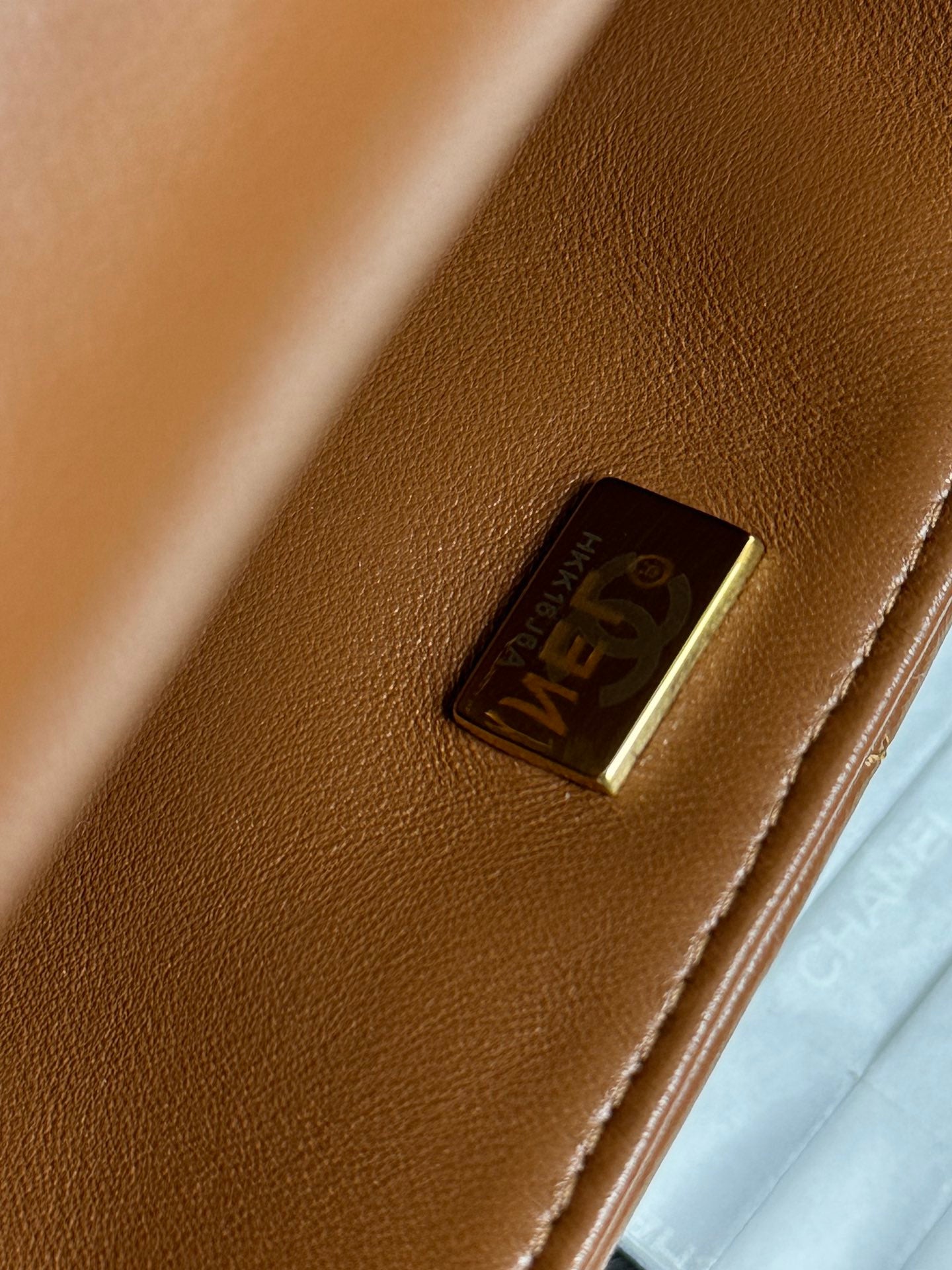 Mini sac à rabat 18 cm en cuir d'agneau sherling beige et marron, accessoires dorés 