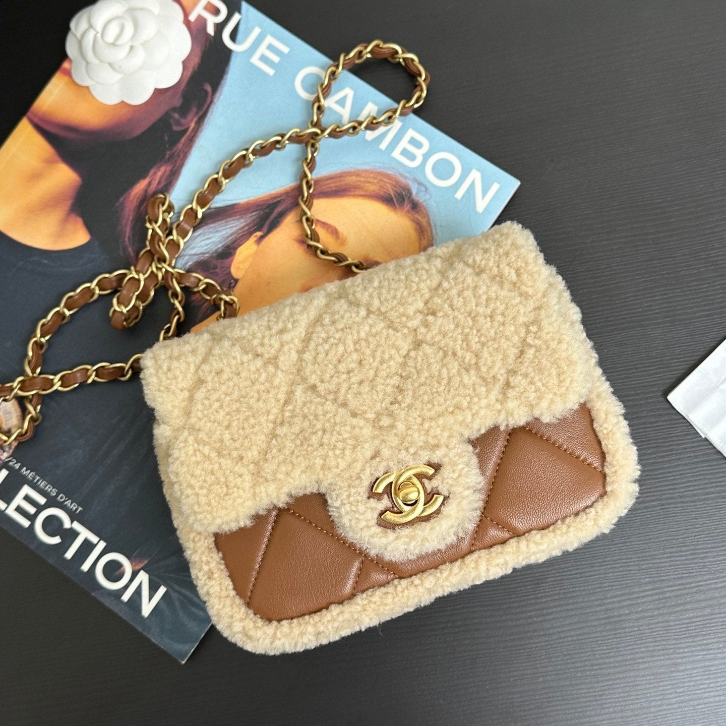 Mini sac à rabat 18 cm en cuir d'agneau sherling beige et marron, accessoires dorés 