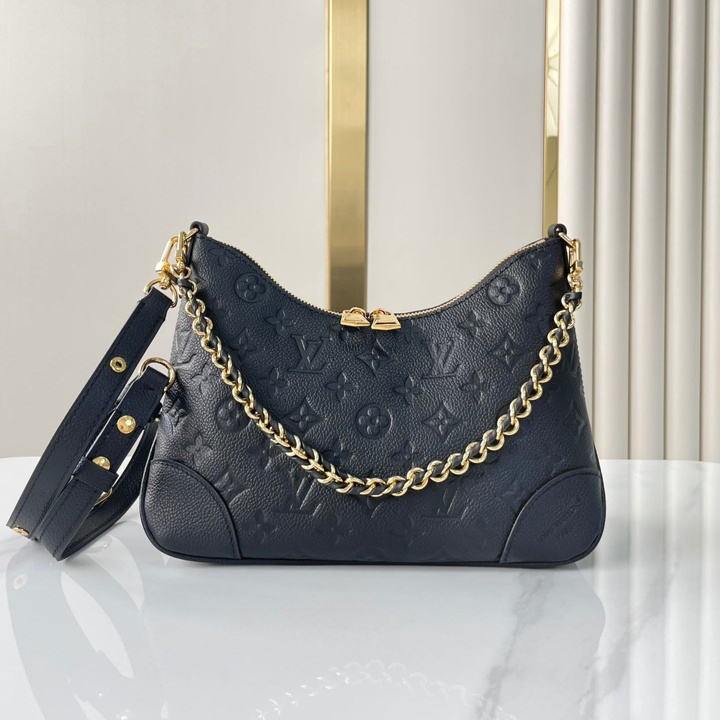 BOULOGNE 29 EN CUIR NOIR MONOGRAMME EMPREINTE QUINCAILLERIE DORÉ