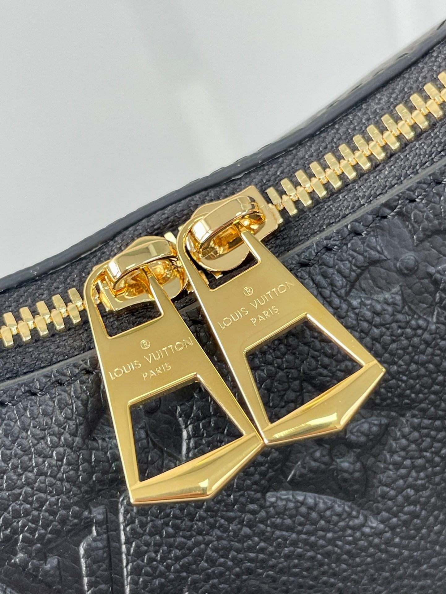 BOULOGNE 29 EN CUIR NOIR MONOGRAMME EMPREINTE QUINCAILLERIE DORÉ
