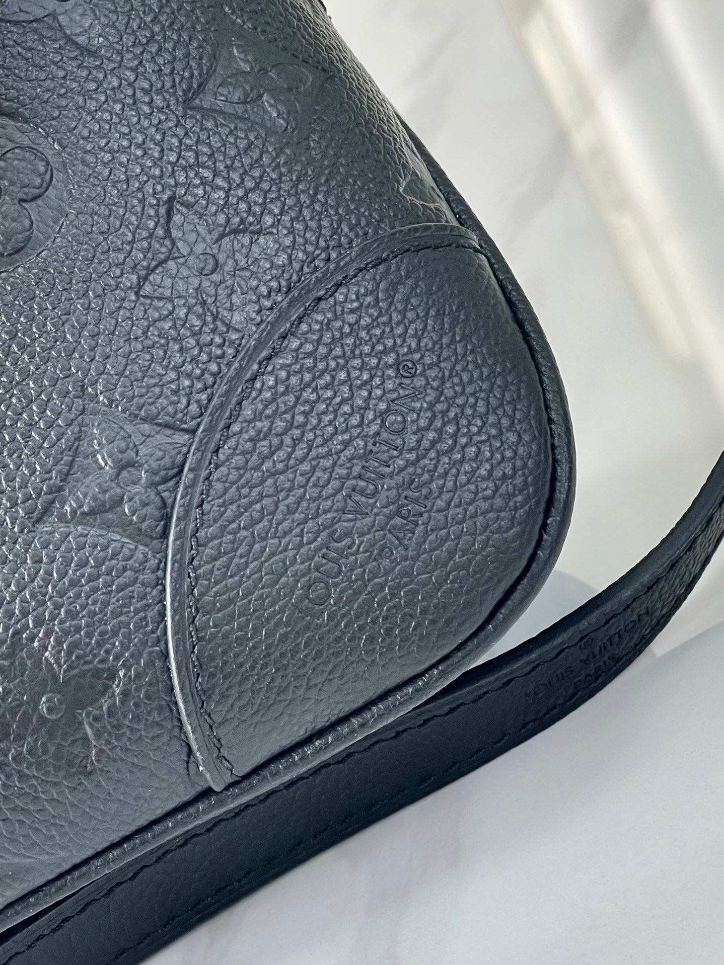 BOULOGNE 29 EN CUIR NOIR MONOGRAMME EMPREINTE QUINCAILLERIE DORÉ