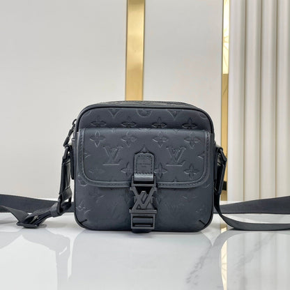 Sac messager GETAWAY 18 en cuir de veau embossé noir