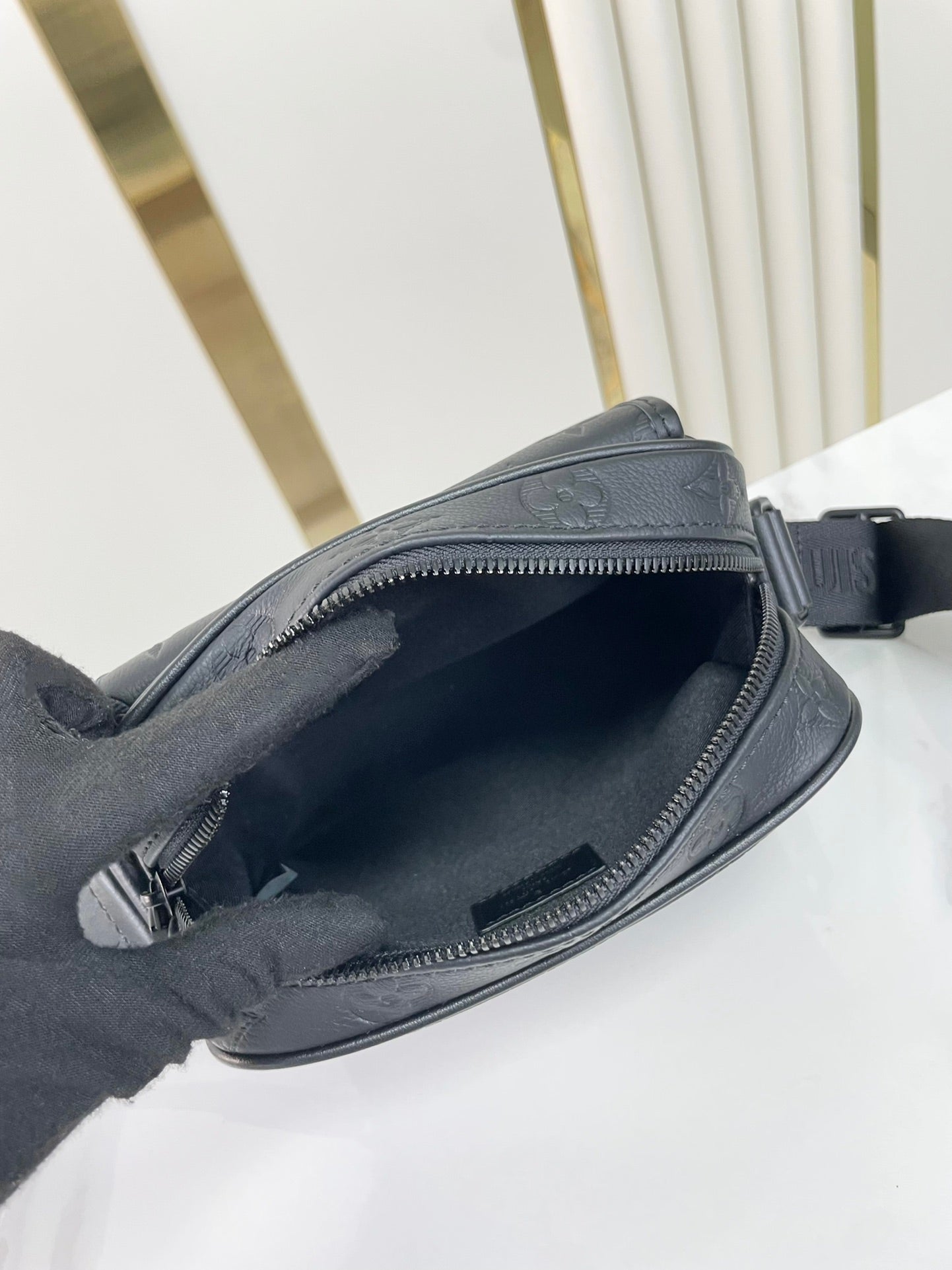 Sac messager GETAWAY 18 en cuir de veau embossé noir