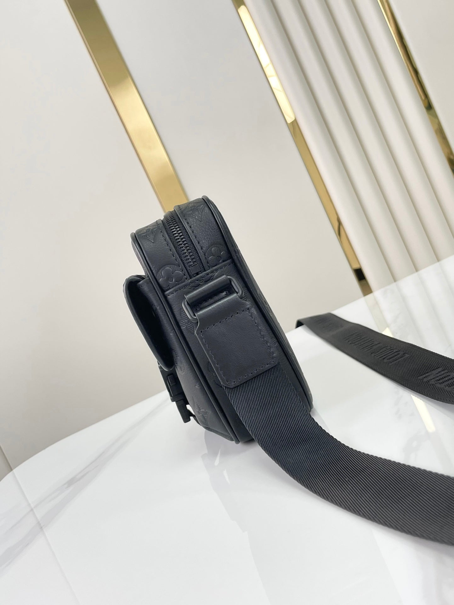Sac messager GETAWAY 18 en cuir de veau embossé noir
