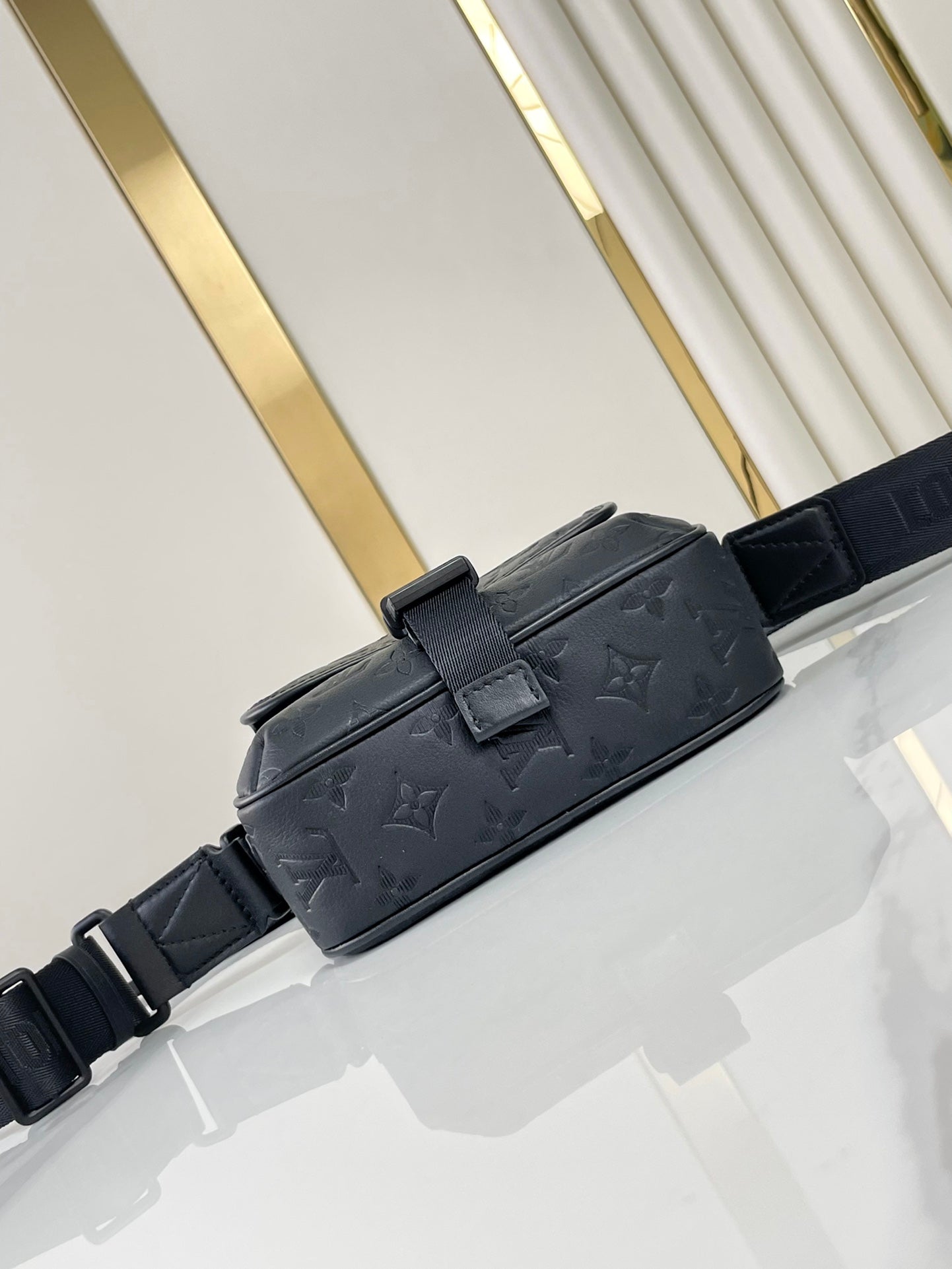 Sac messager GETAWAY 18 en cuir de veau embossé noir
