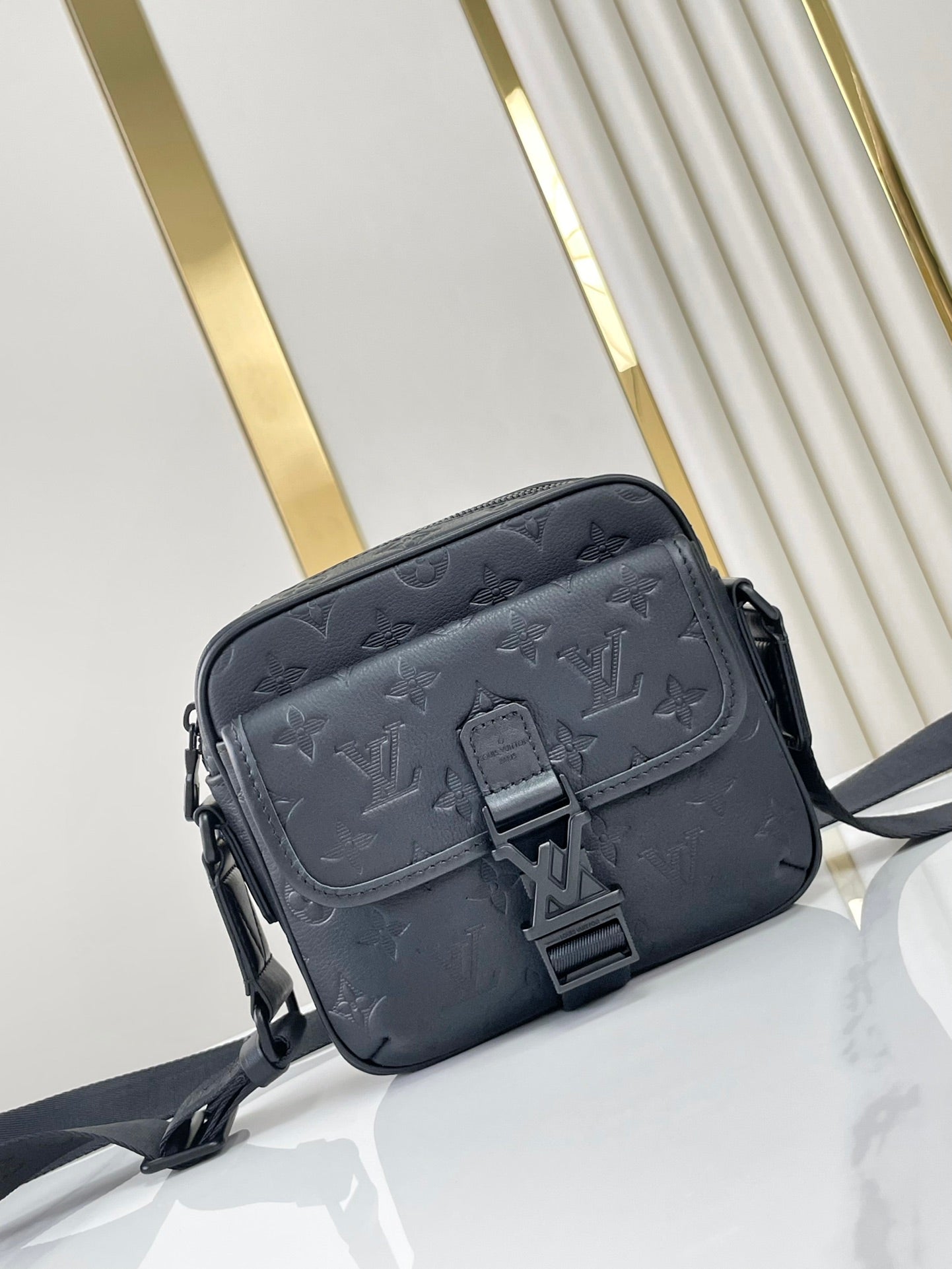 Sac messager GETAWAY 18 en cuir de veau embossé noir