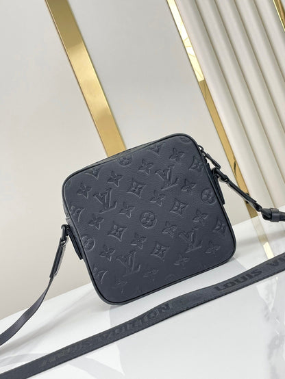 Sac messager GETAWAY 18 en cuir de veau embossé noir