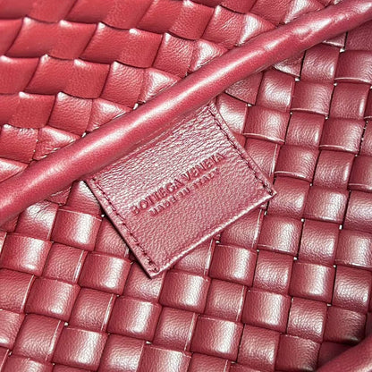 Petit sac à main BV Cobble Top Handle 23 cm en cuir d'agneau rouge foncé