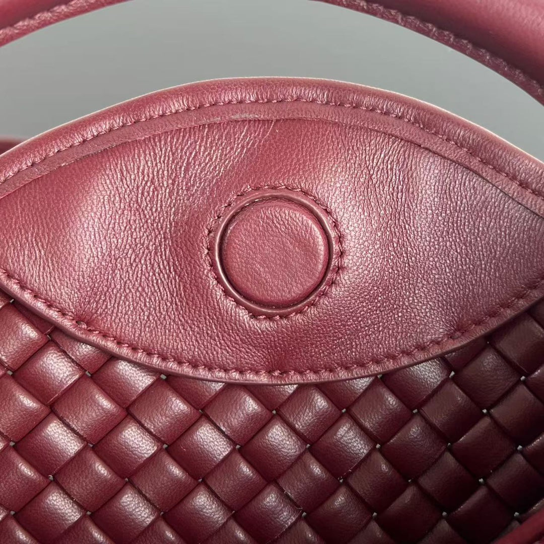 Petit sac à main BV Cobble Top Handle 23 cm en cuir d'agneau rouge foncé