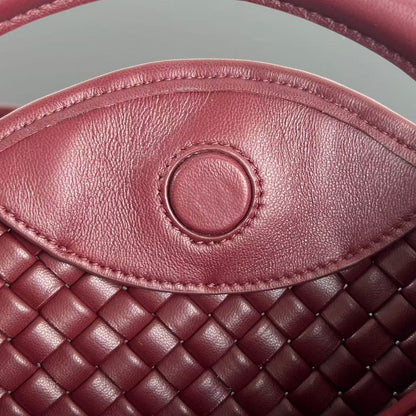 Petit sac à main BV Cobble Top Handle 23 cm en cuir d'agneau rouge foncé