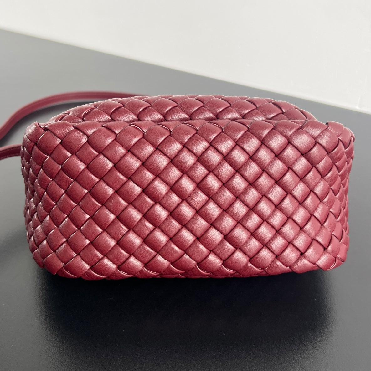 Petit sac à main BV Cobble Top Handle 23 cm en cuir d'agneau rouge foncé