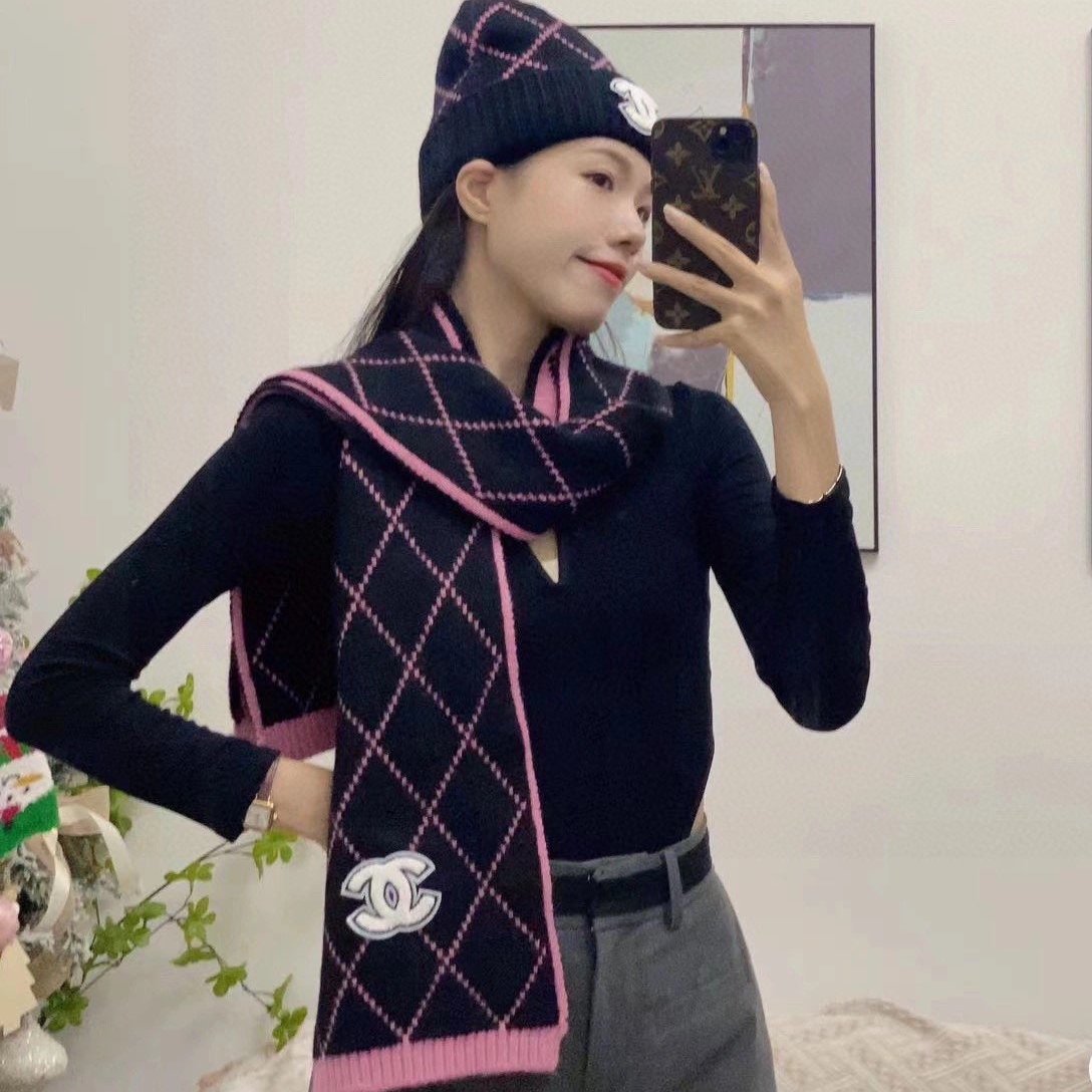 ENSEMBLE BONNET ET ÉCHARPE EN LAINE NOIRE ET ROSE VIF 422596 