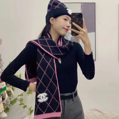 ENSEMBLE BONNET ET ÉCHARPE EN LAINE NOIRE ET ROSE VIF 422596 