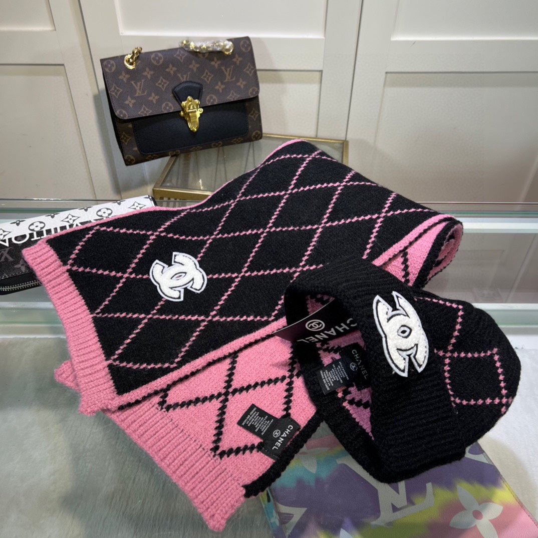 ENSEMBLE BONNET ET ÉCHARPE EN LAINE NOIRE ET ROSE VIF 422596 