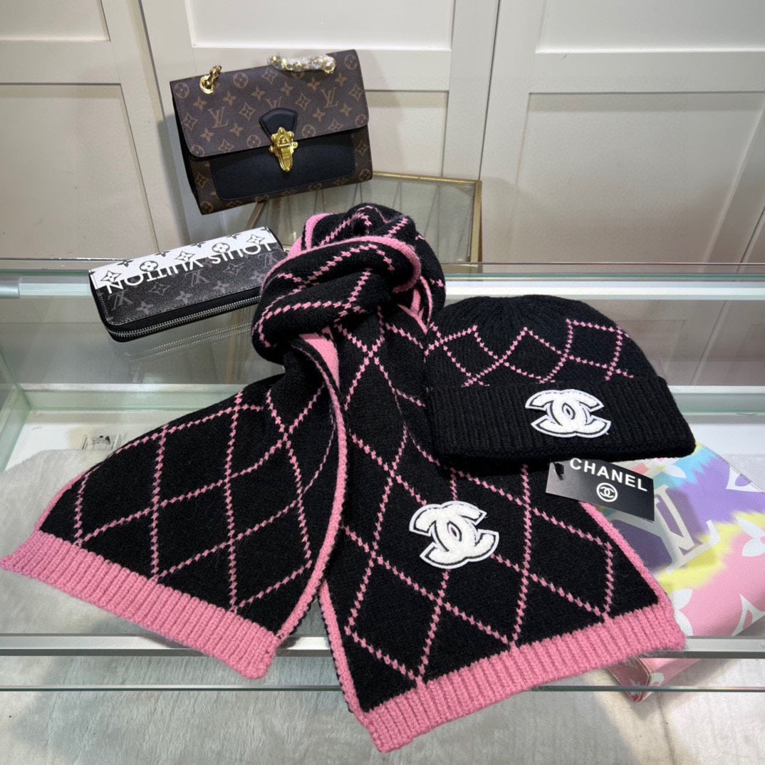 ENSEMBLE BONNET ET ÉCHARPE EN LAINE NOIRE ET ROSE VIF 422596 