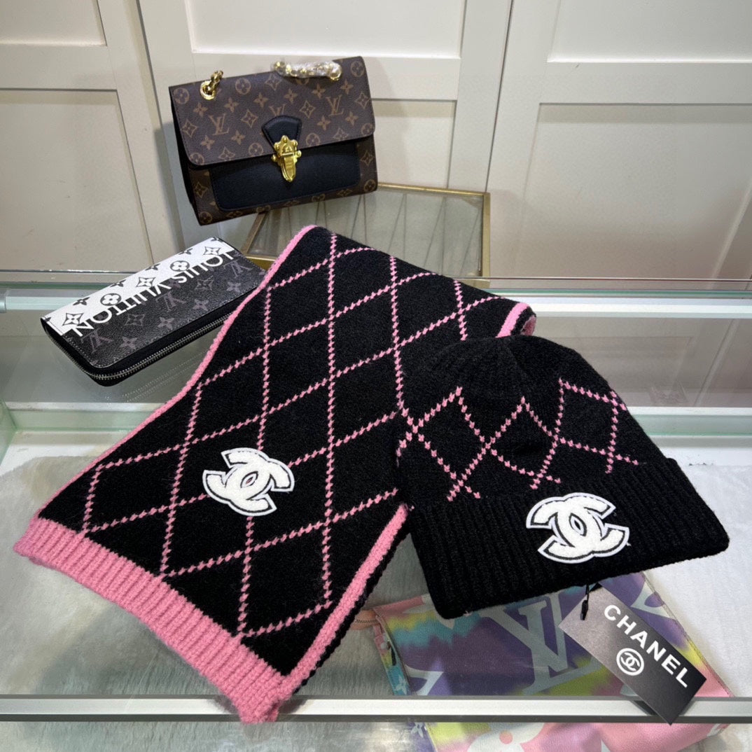 ENSEMBLE BONNET ET ÉCHARPE EN LAINE NOIRE ET ROSE VIF 422596 