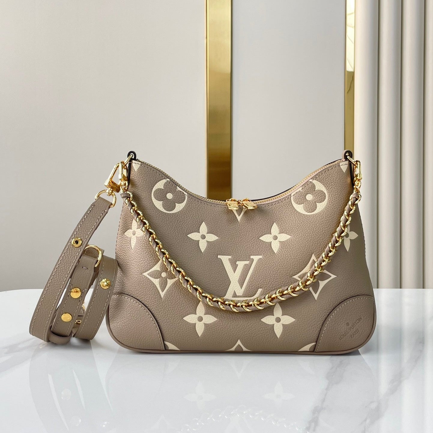 BOULOGNE 29 EN CUIR EMPREINTE MONOGRAMME GRIS TOURTERELLE ET CRÈME, QUINCAILLERIE DORÉ