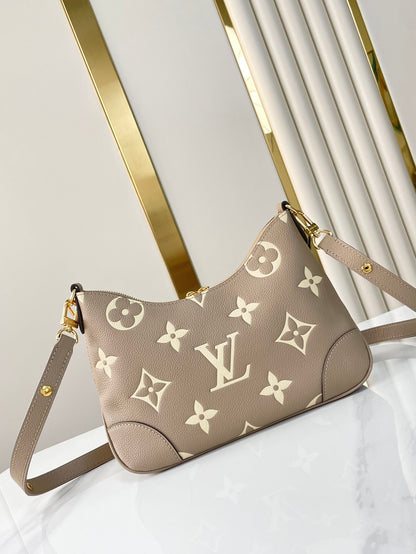 BOULOGNE 29 EN CUIR EMPREINTE MONOGRAMME GRIS TOURTERELLE ET CRÈME, QUINCAILLERIE DORÉ